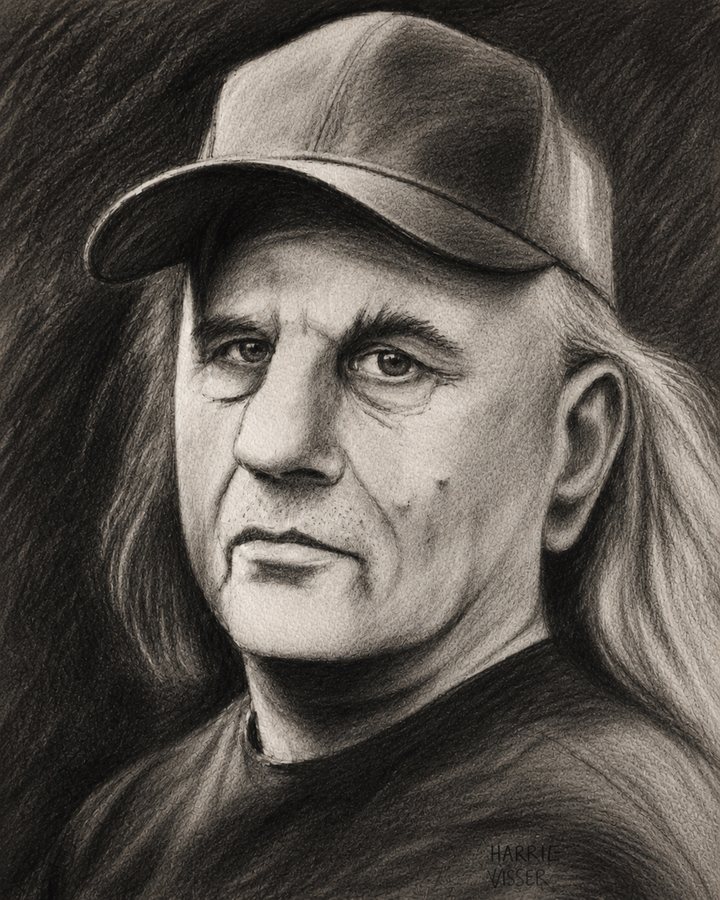 Conté-portret van een man met pet en lang haar